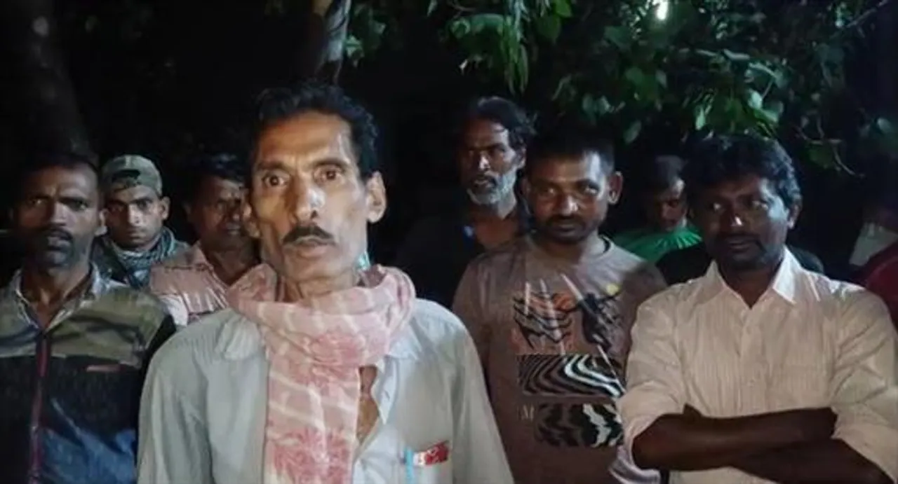 কাজ করেও মিলছেনা বেতন, কারখানার গেটের সামনে বিক্ষোভ শ্রমিকদের