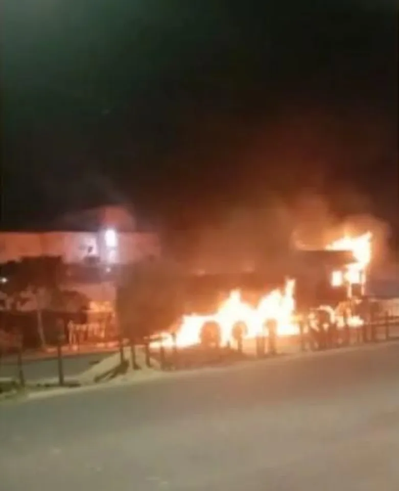 বালি বোঝাই চলন্ত লরিতে আগুন! অল্পের জন্য রক্ষা পেলেন চালক