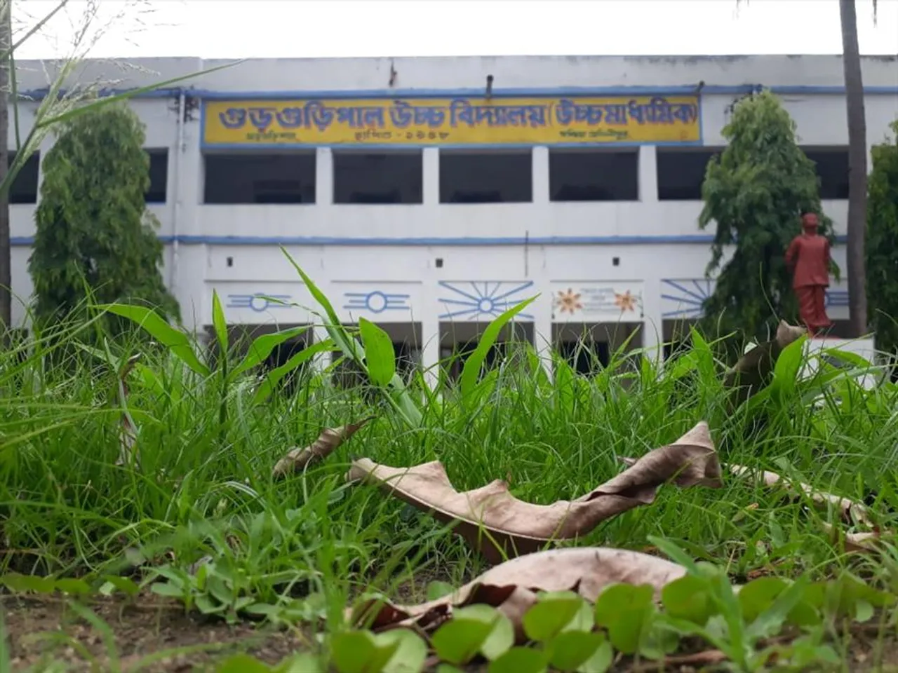 বন্ধ বিদ্যালয়ের দরজা, দূরত্বে মন খারাপ ছাত্র-শিক্ষকদের