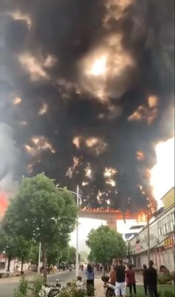 সিলিকন তেলের ট্যাঙ্কারের সঙ্গে অন্য গাড়ির সংঘর্ষের জেরে বিশাল অগ্নিকাণ্ড