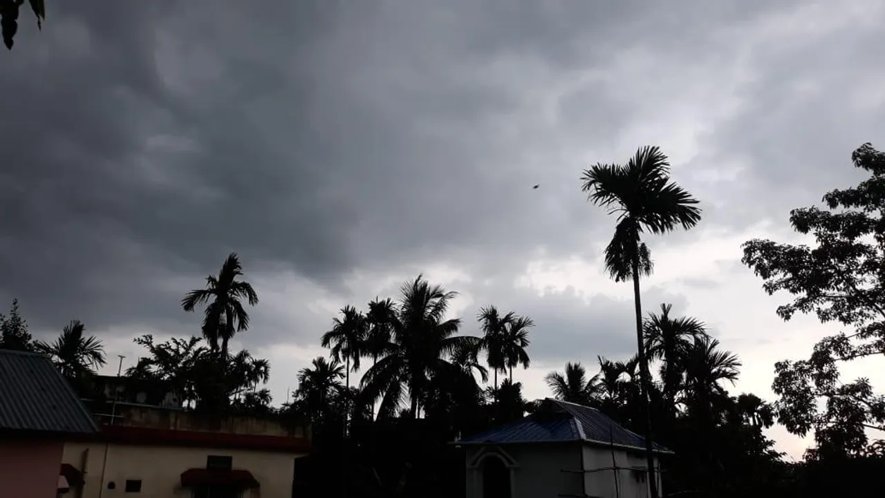 তীব্র দাবদাহের পরে আচমকাই বৃষ্টি, ঠান্ডা হলো রাজার শহর কোচবিহার!