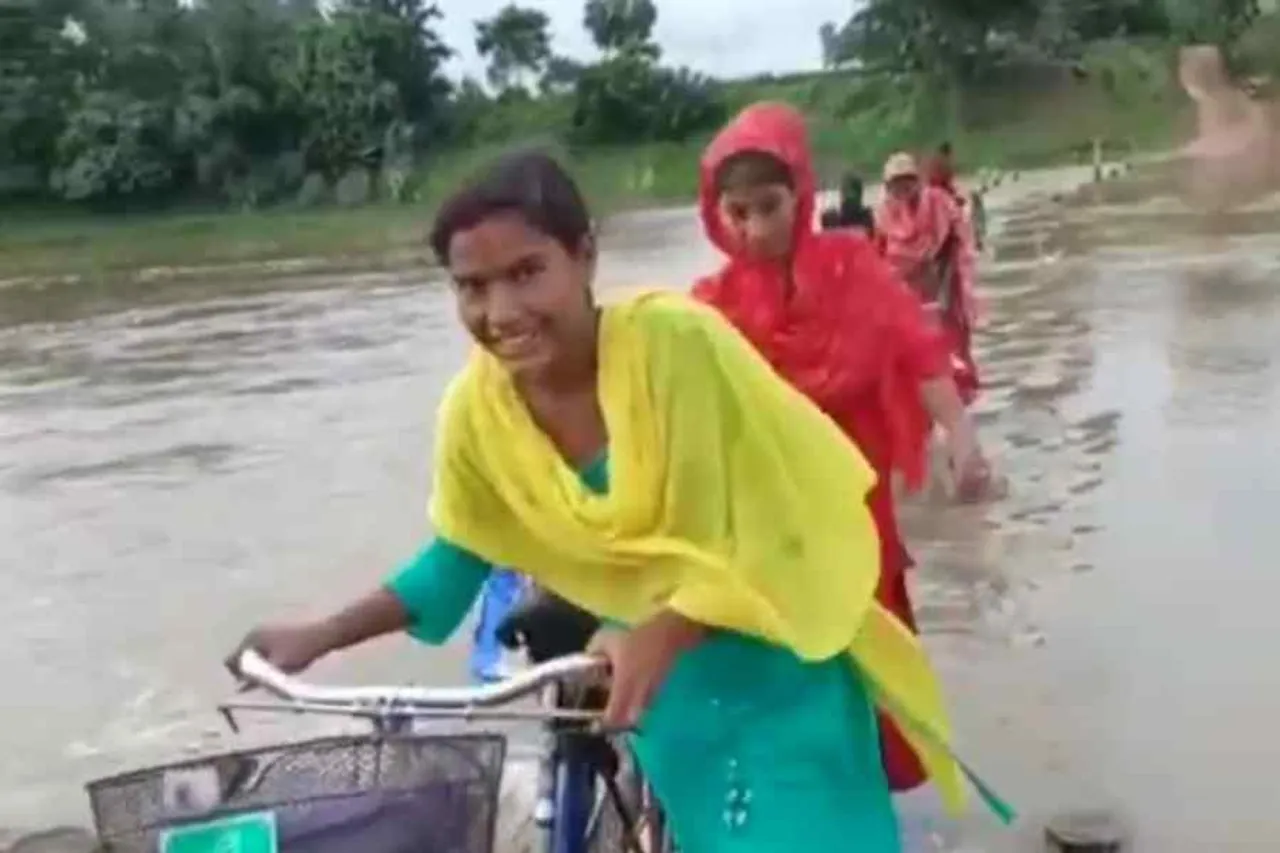 নদীর জল বৃদ্ধি পেয়ে চরম দুর্ভোগ