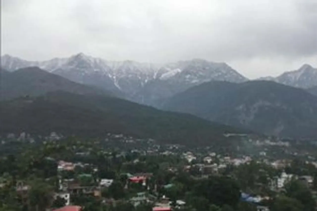 বৃষ্টির মাঝেই তুষারপাত