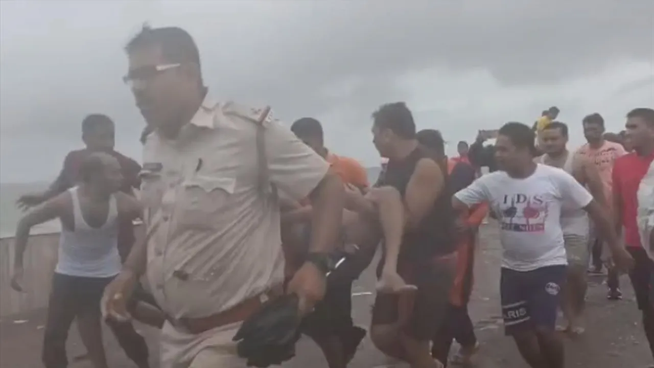 সমুদ্রে তলিয়ে যাওয়া যুবককে উদ্ধার করলো নুলিয়ারা