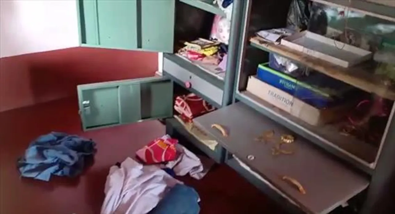 বাড়ির লোকের অনুপস্থিতির সুযোগে চোরেদের লুটপাট