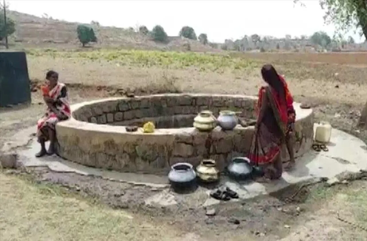 প্রচণ্ড গরমে হাহাকার, প্রায় শুকিয়ে যাওয়া কুয়ো থেকে জীবন বিপন্ন করে জল তুলছেন মহিলারা