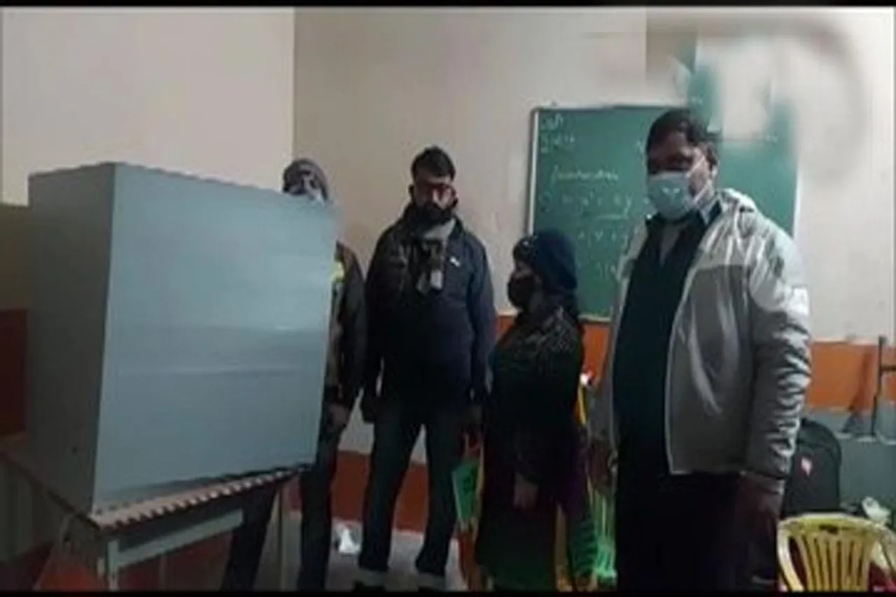 ৫৮টি আসনে ভোটগ্রহণ শুরু, উঠল ইভিএম খারাপের অভিযোগ