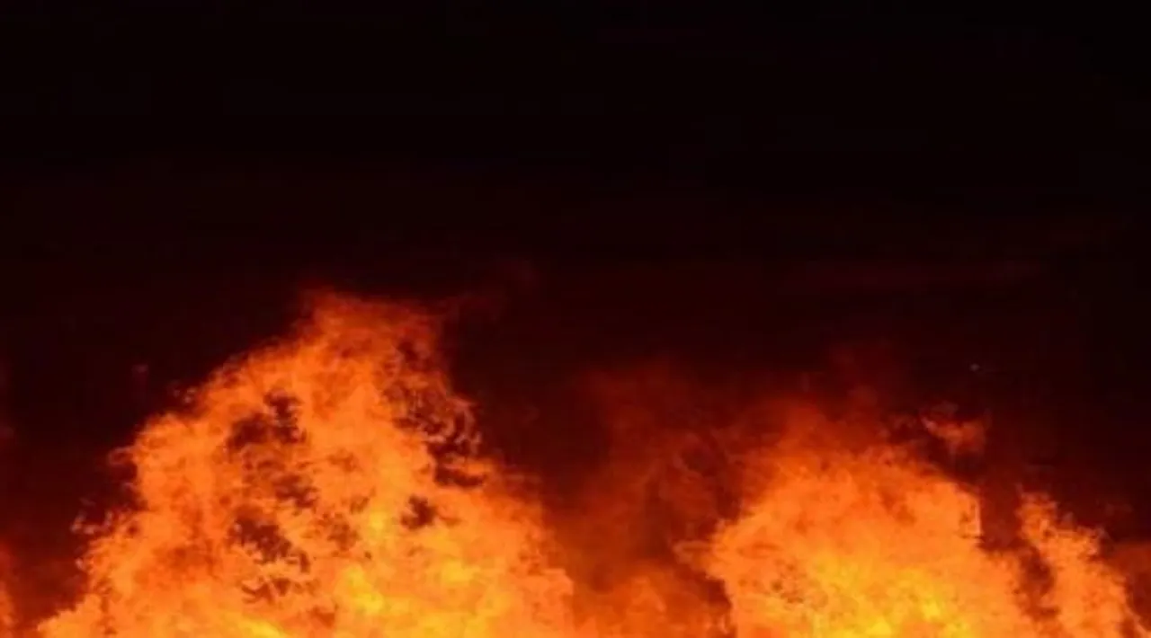 বাংলাদেশের তেজগাঁওয়ে টিসিবির গুদামে অগ্নিকাণ্ড