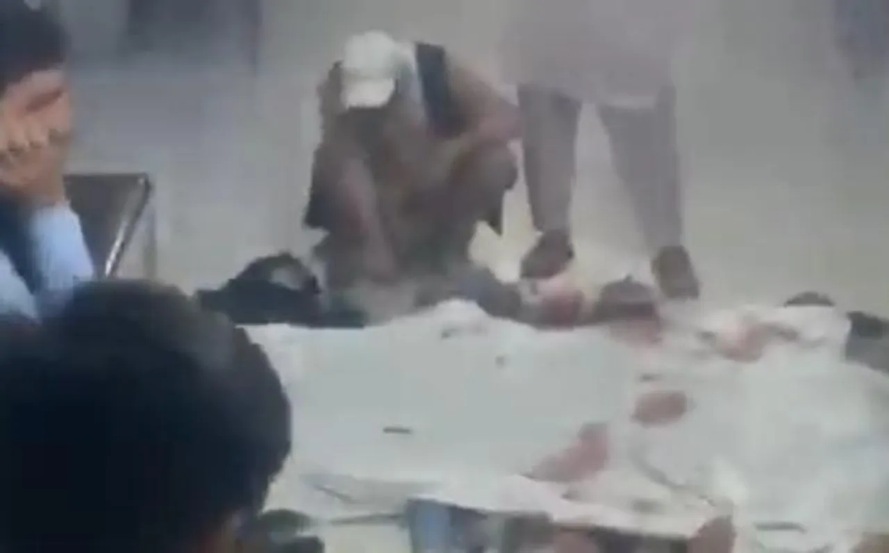 কাবুল বিস্ফোরণঃসন্তানের মৃতদেহ আগলে আত্মীয় পরিজন