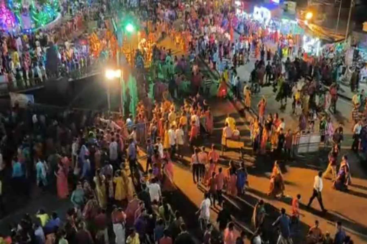 মহানবমীর রাতে মেছেদায় জনজোয়ার