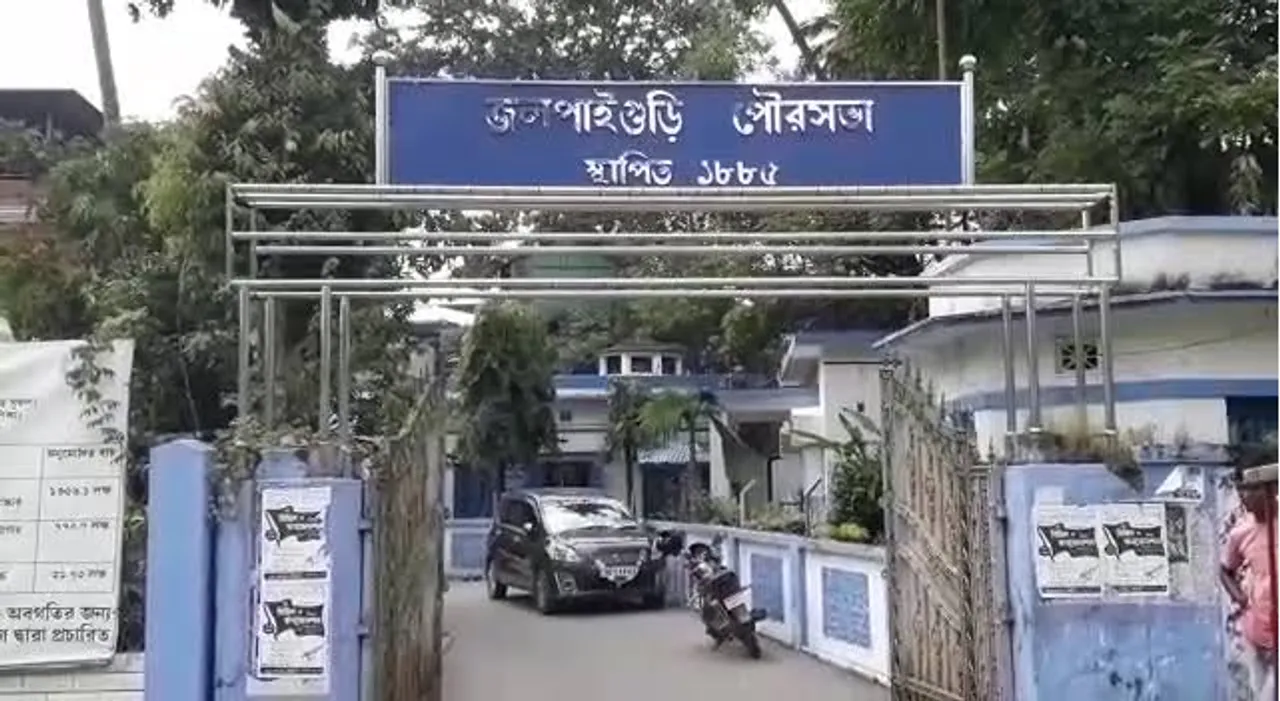 বকেয়া বেতনের দাবিতে জলপাইগুড়ি পুরসভার অস্থায়ী সাফাইকর্মীদের বিক্ষোভ