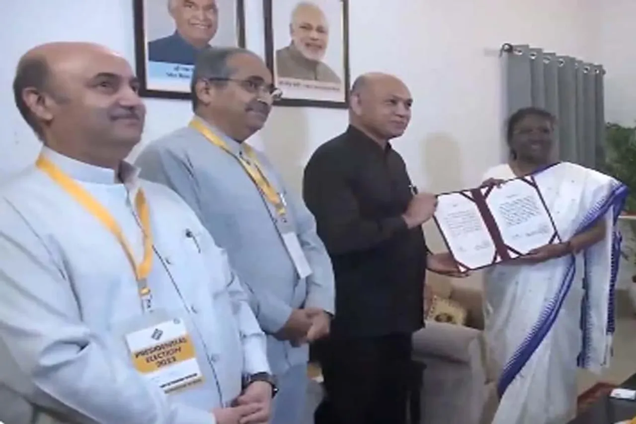 দ্রৌপদি মুর্মুকে শংসাপত্র হস্তান্তর করা হল, দেখুন ভিডিও