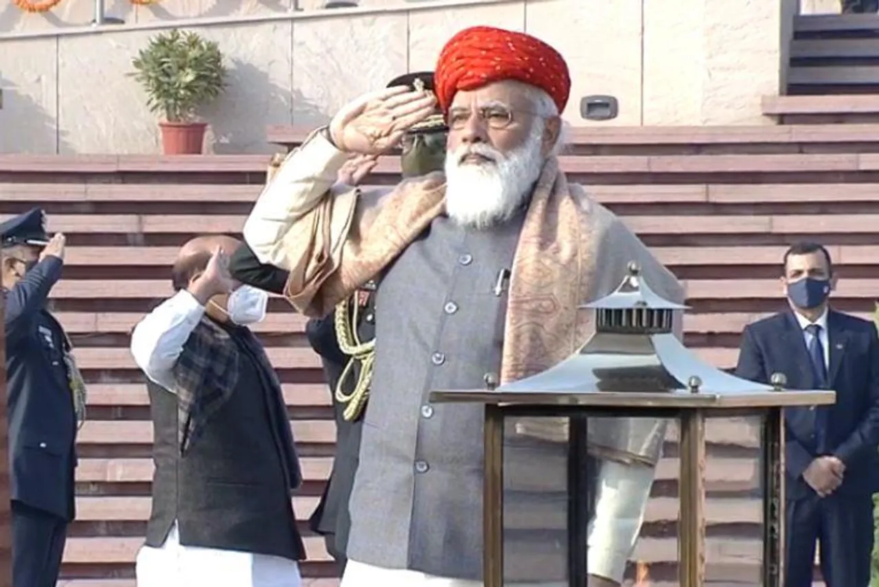 ন্যাশনাল ওয়ার মেমোরিয়ালে শ্রদ্ধার্ঘ্য অর্পণ করলেন প্রধানমন্ত্রী নরেন্দ্র মোদি