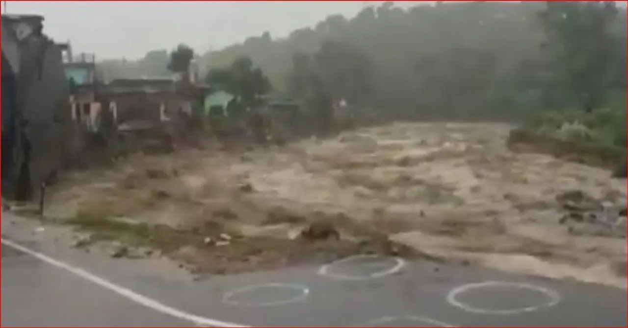 ধর্মশালায় শুরু হয়েছে মেঘ ভাঙা বৃষ্টি