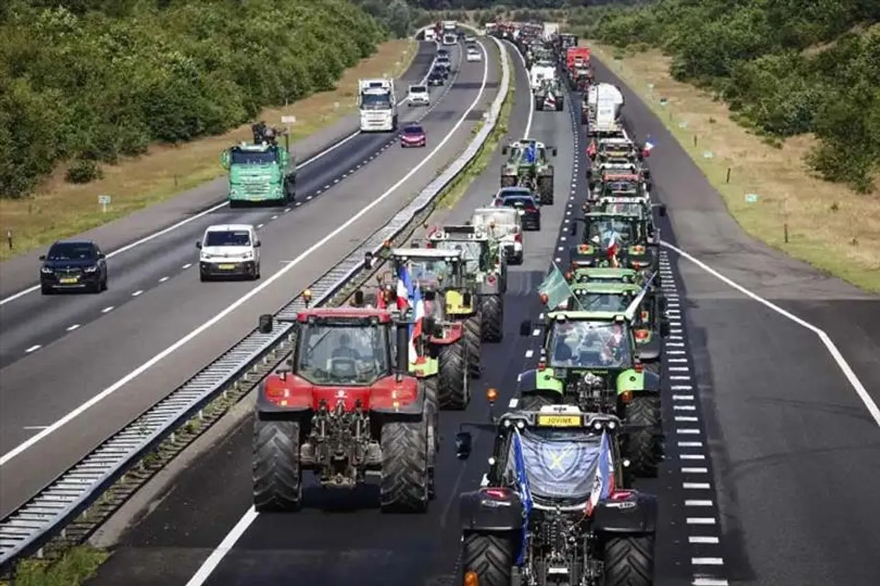 নেদারল্যান্ডের রাস্তায় ট্র্যাক্টর চালিয়ে প্রতিবাদ কৃষকদের