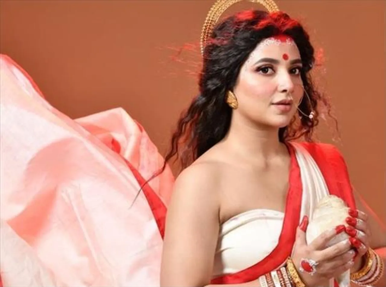 একেবারে নতুন রূপে দুর্গার সাজে শুভশ্রী