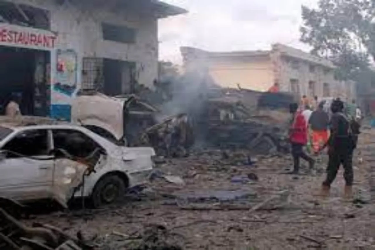 সোমালিয়া সংঘর্ষ, বিস্ফোরণের ফলে চূর্ন-বিচূর্ণ হয়ে গেল হোটেলের ওপরের অংশ- দেখুন ভিডিও