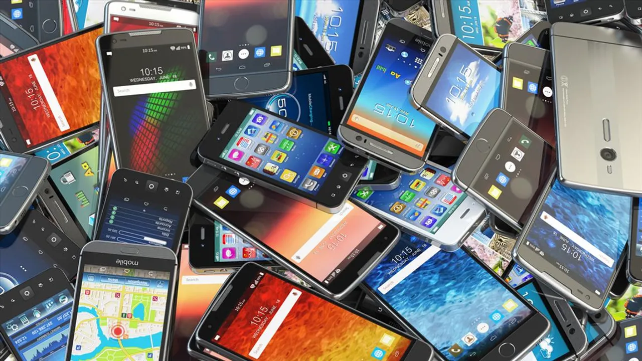 মালদা  সীমান্তে বাজেয়াপ্ত করা হয়েছে কয়েক শো মোবাইল