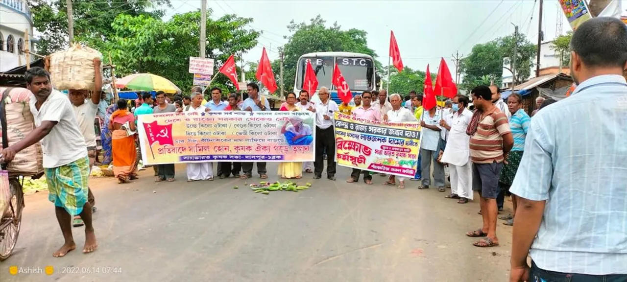 সবজির সঠিক দাম পাওয়ার আশায় পথ অবরেধ কৃষকদের