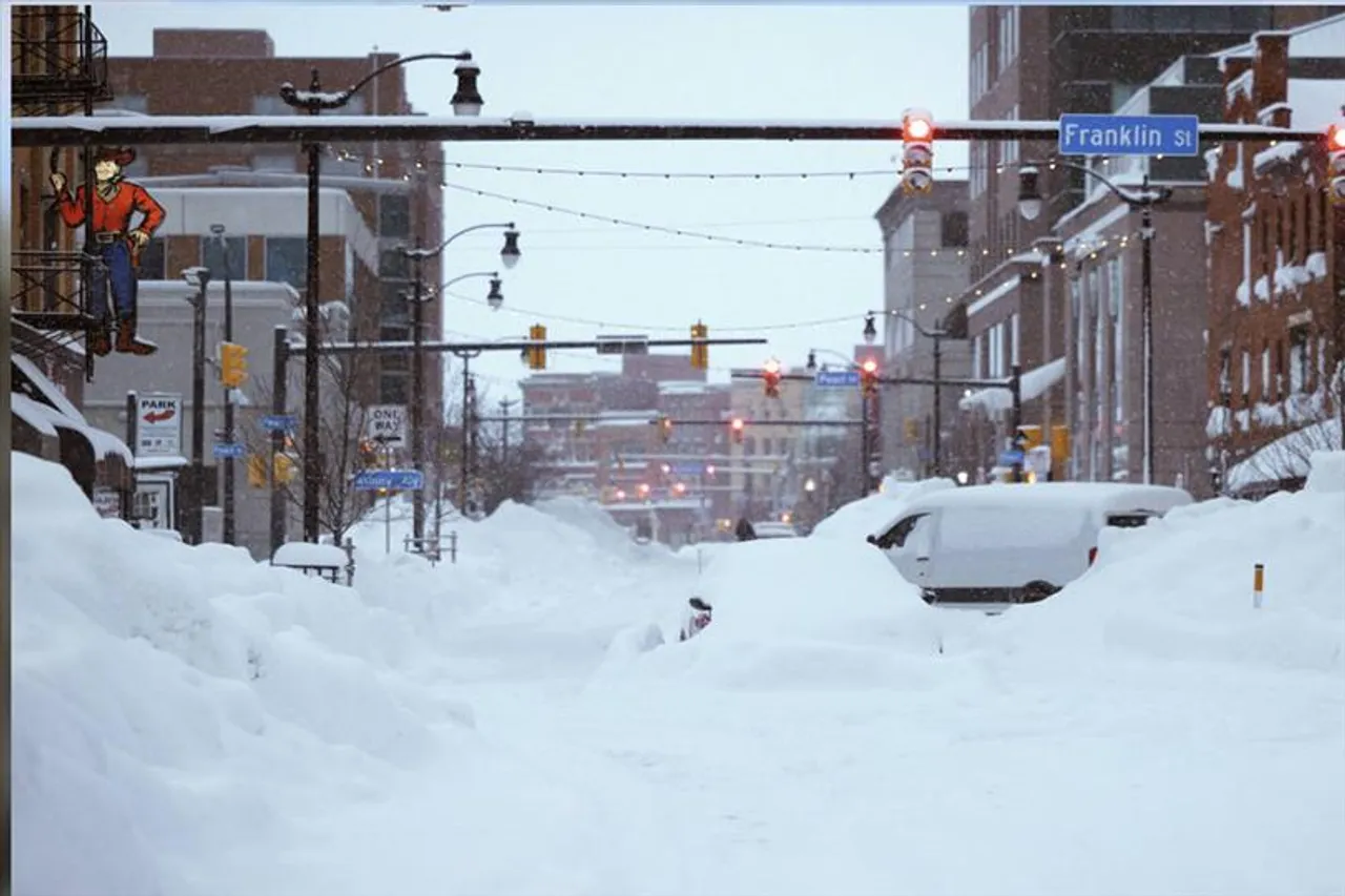 ৪৩ ইঞ্চি বরফের নিচে নিউইয়র্কের বাফেলো