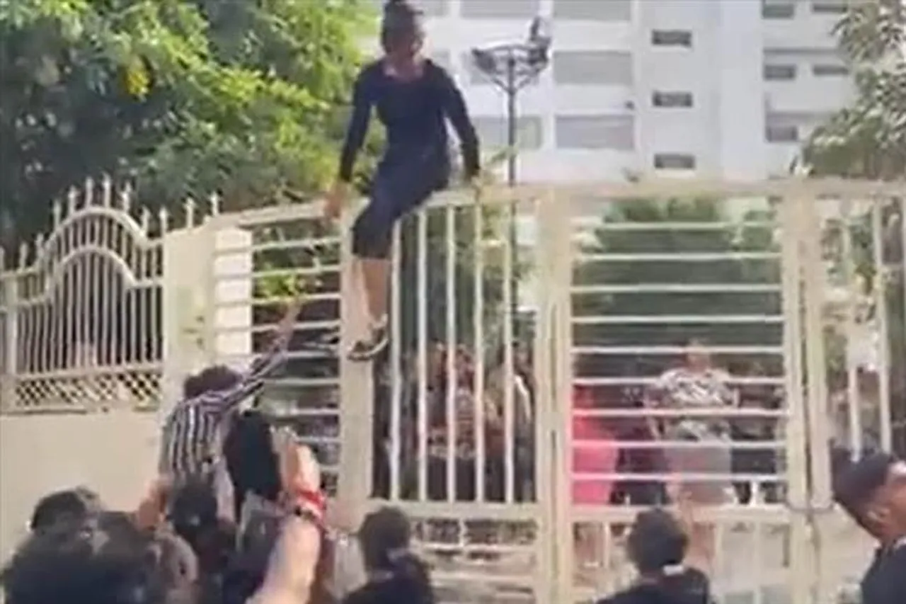 বিশ্ববিদ্যালয়ের টয়লেট ব্যবহার করতে ভয় পাচ্ছে ছাত্রীরা