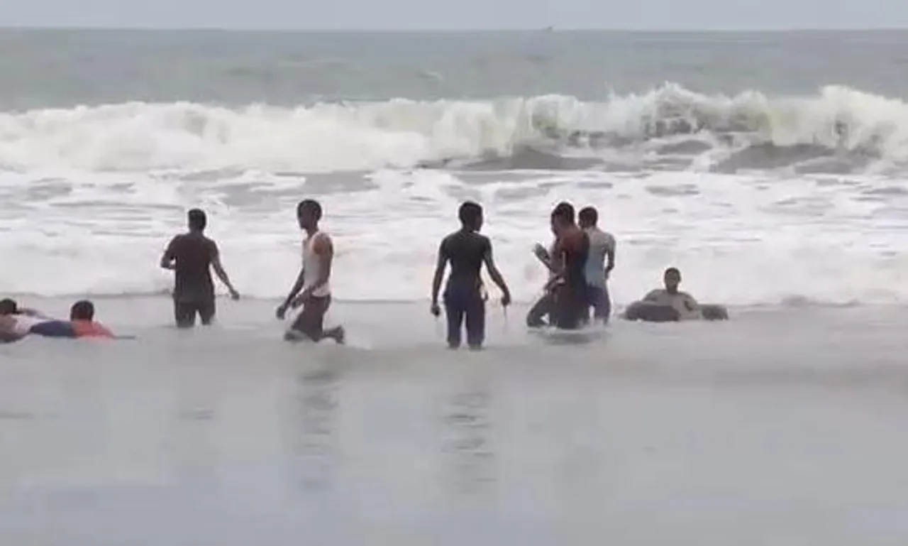 লকডাউন শিথিল হতেই সমুদ্র সৈকতে ভিড় পর্যটকদের