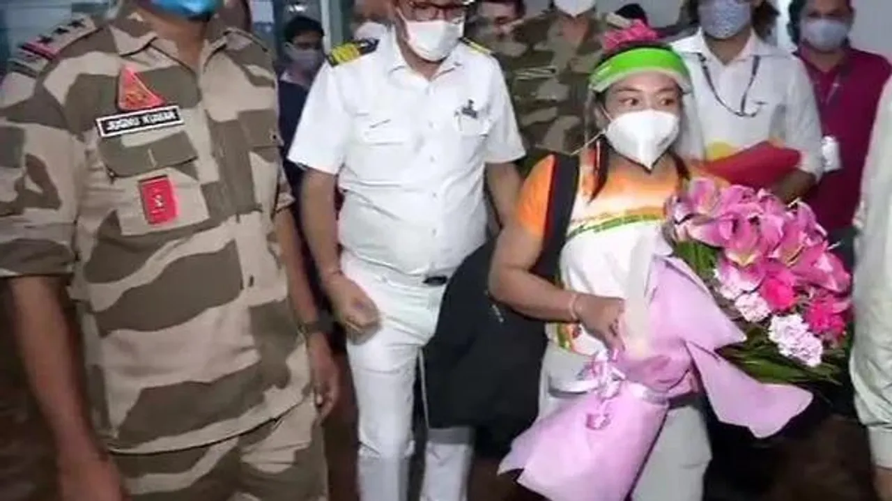 টোকিও থেকে দেশে ফিরলেন মীরাবাঈ চানু