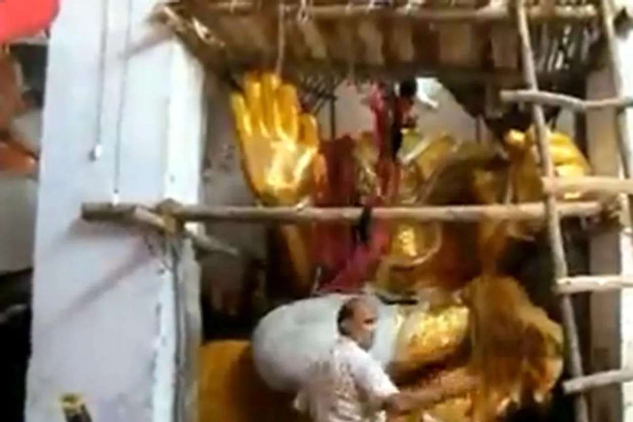 সোনায় মুড়ছেন গণপতি