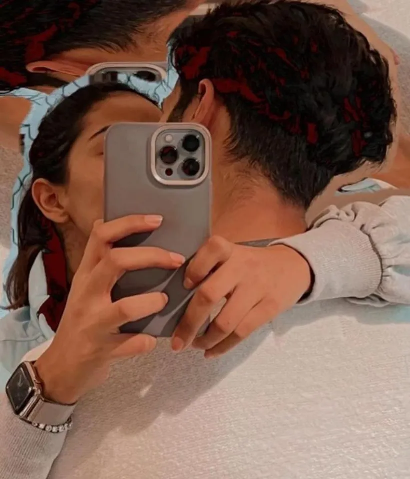 নিজেদের চুম্বনের ছবি শেয়ার করল মীরা