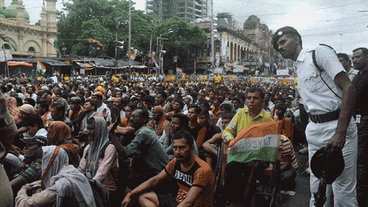 ভিড় মেট্রো এবং ট্রেন স্টেশন চত্বরে