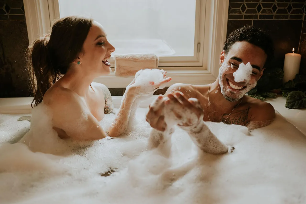 একসঙ্গে স্নান!