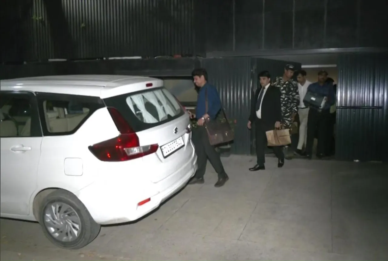 ১১ ঘন্টা পর তেজস্বী যাদবের বাসভবন থেকে বেরল ইডি আধিকারিকরা