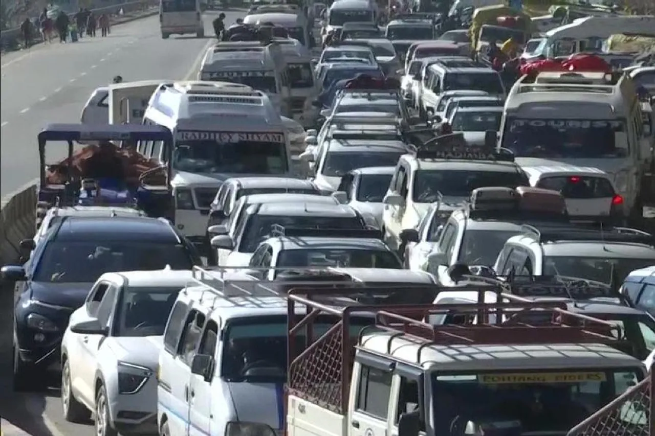 ইংরাজি নববর্ষের উদযাপন: ব্যাপক যানজট পাহাড়ে