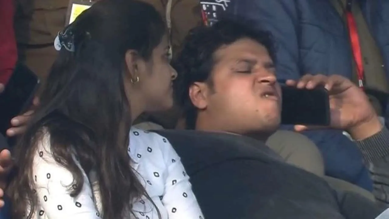 গ্যালারিতে বসে গুটখা নয় সুপারি খাচ্ছিলেন গুটখাম্যান