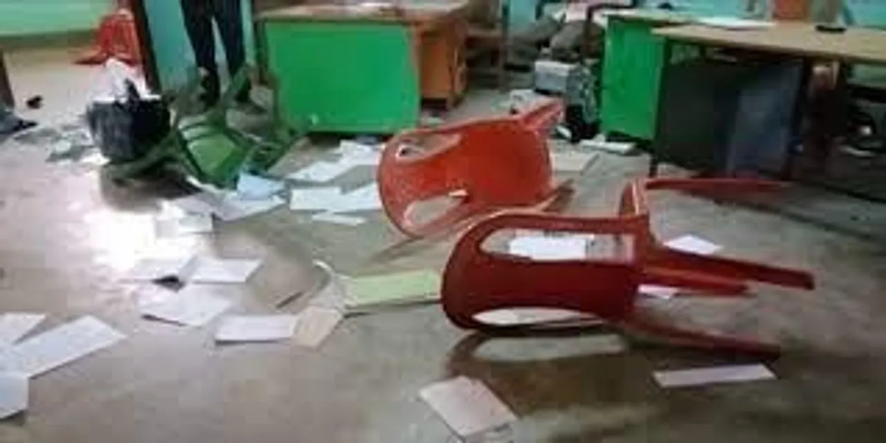 মালদার মানিকচক পঞ্চায়েত অফিসে ভাঙচুর