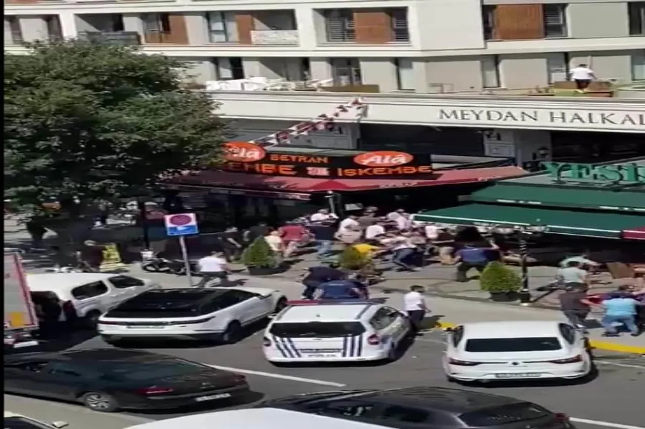 প্রকাশ্য দিবালোকে রাস্তায় মাফিয়া তাণ্ডব, ভাইরাল ভিডিও