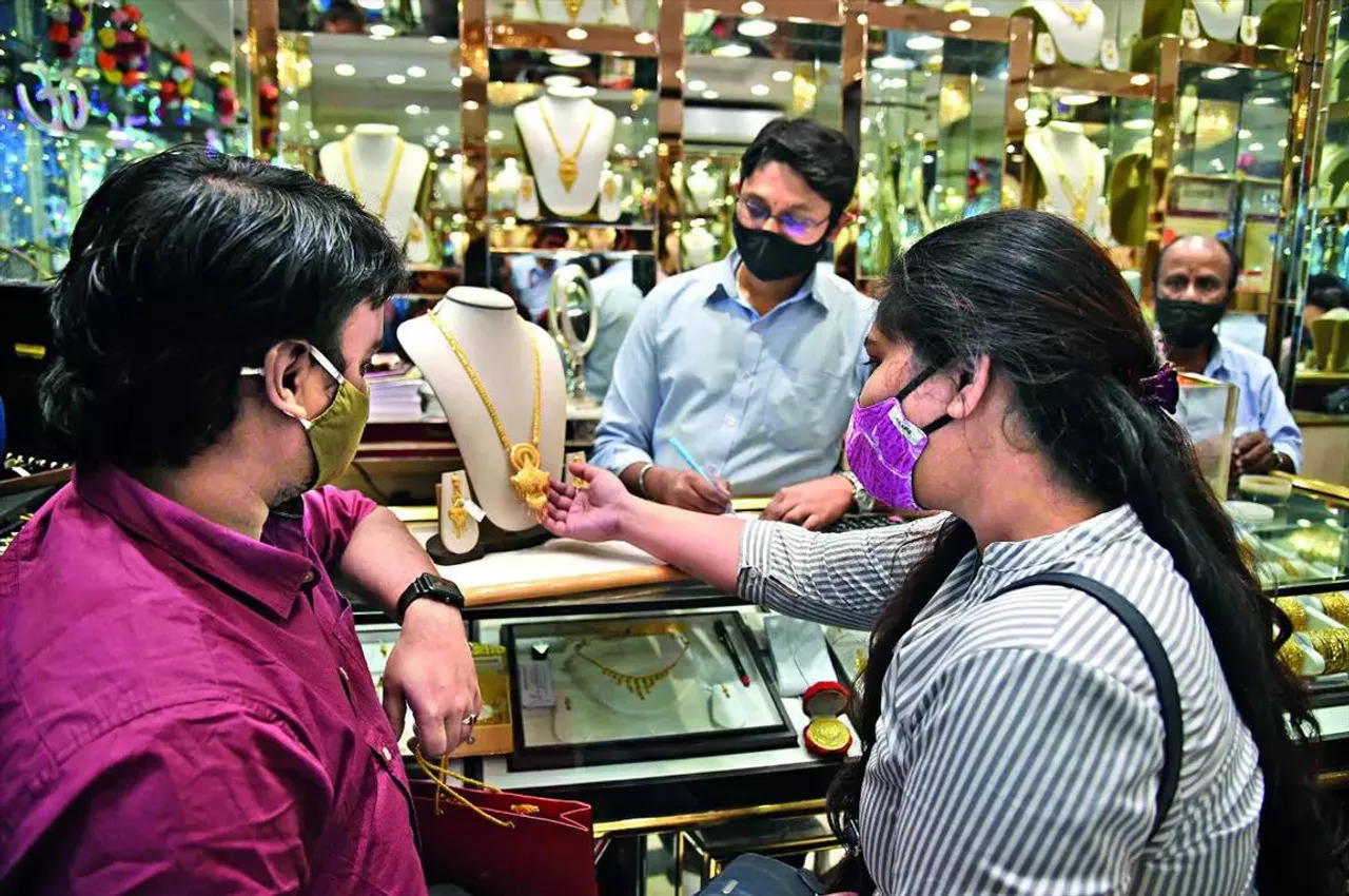 কঠিন সময় পার করে ধনতেরসে স্বস্তি ফিরল গয়নার বাজারে