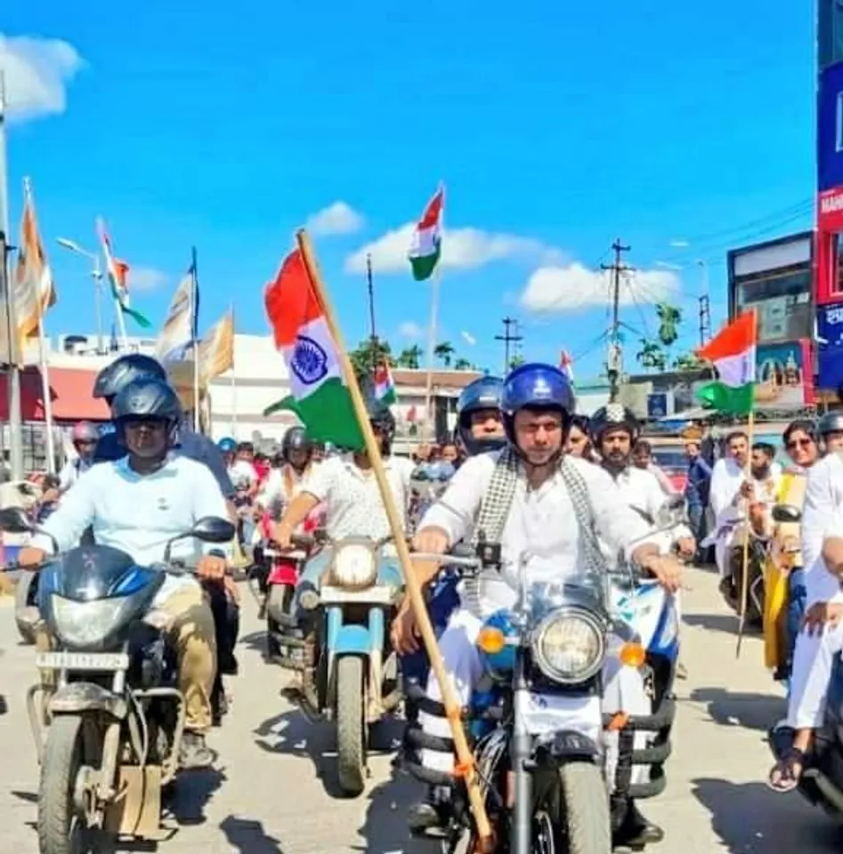 আগরতলা শহরে মোটরসাইকেল চালিয়ে র‌্যালিতে অংশ নেন প্রাক্তন মুখ্যমন্ত্রী