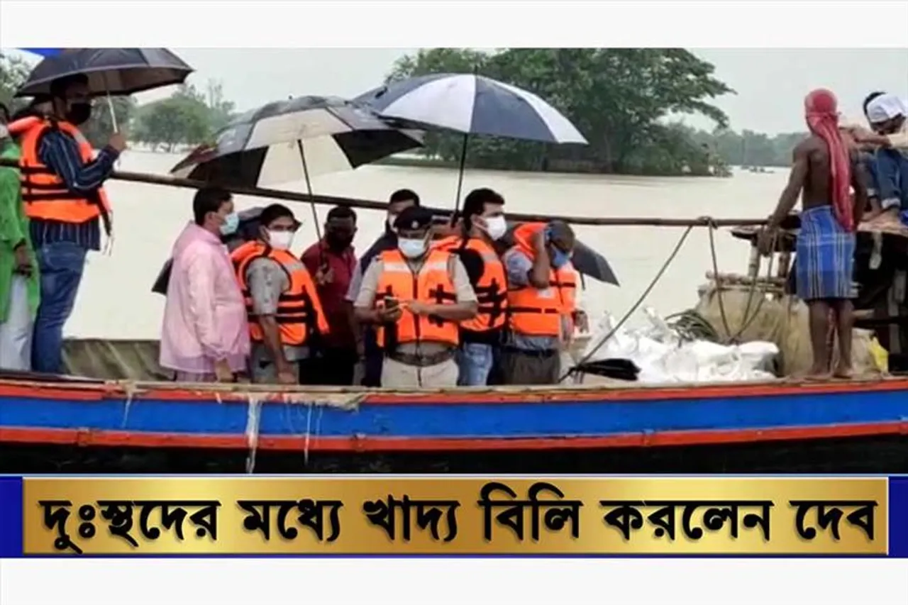 দুঃস্থদের মধ্যে খাবার বিলি করলেন সাংসদ