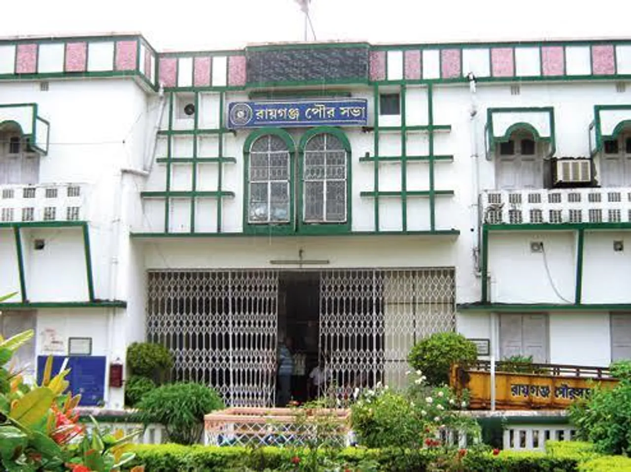 হঠাতই  শহরের বাজারগুলিতে অভিযান চালাল পুরসভা