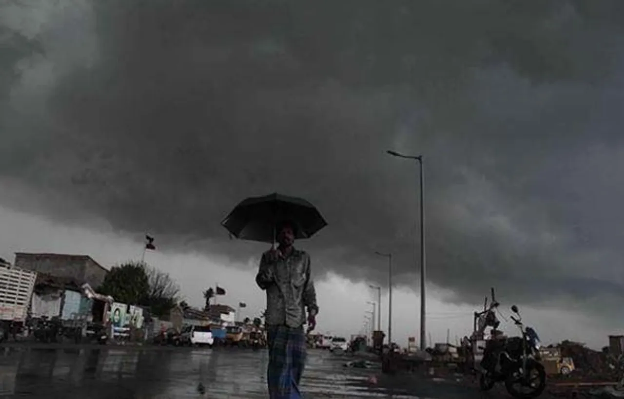 ৩ ঘণ্টার মধ্যে ঝেঁপে বৃষ্টি আসছে, পূর্বাভাস আবহাওয়া দফতরের