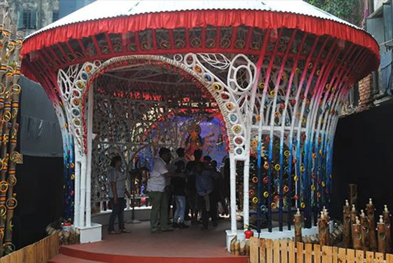 কোভিড বিধি মাথায় রেখে চারিদিক খোলা প্যান্ডেল হাতিবাগান সর্বজনীনে