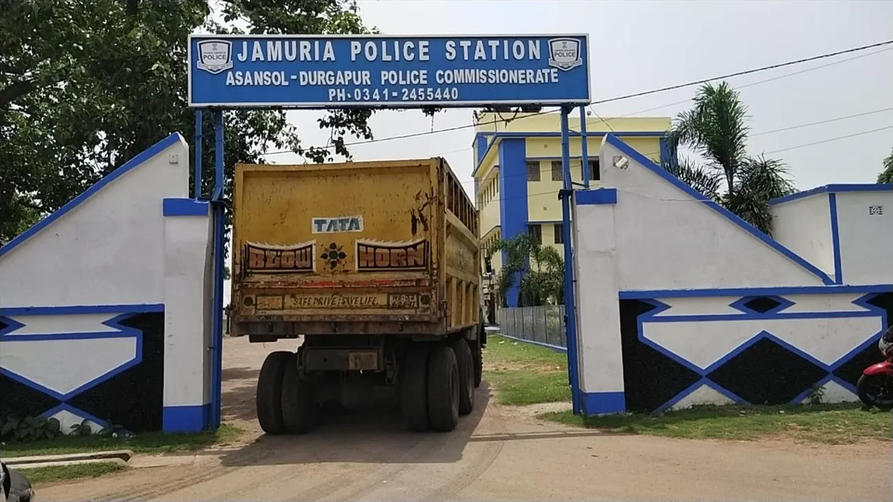 বিশেষ অভিযান চালিয়ে অবৈধ কয়লা উদ্ধার করল জামুরিয়া থানার পুলিশ