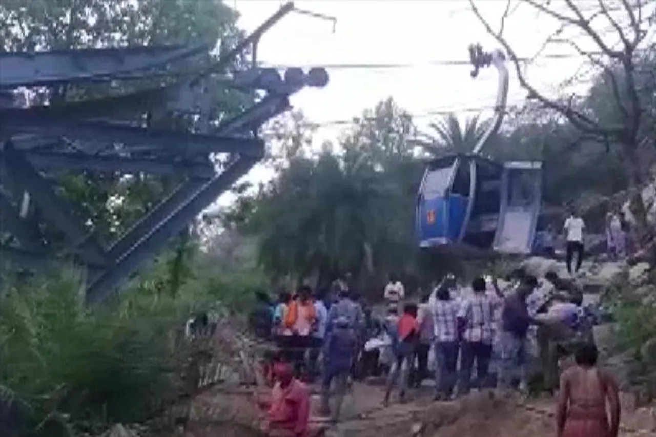 রোপওয়ে দুর্ঘটনায় মৃত্যু দেওঘরে, এখনও আটকে ৪৮ জন