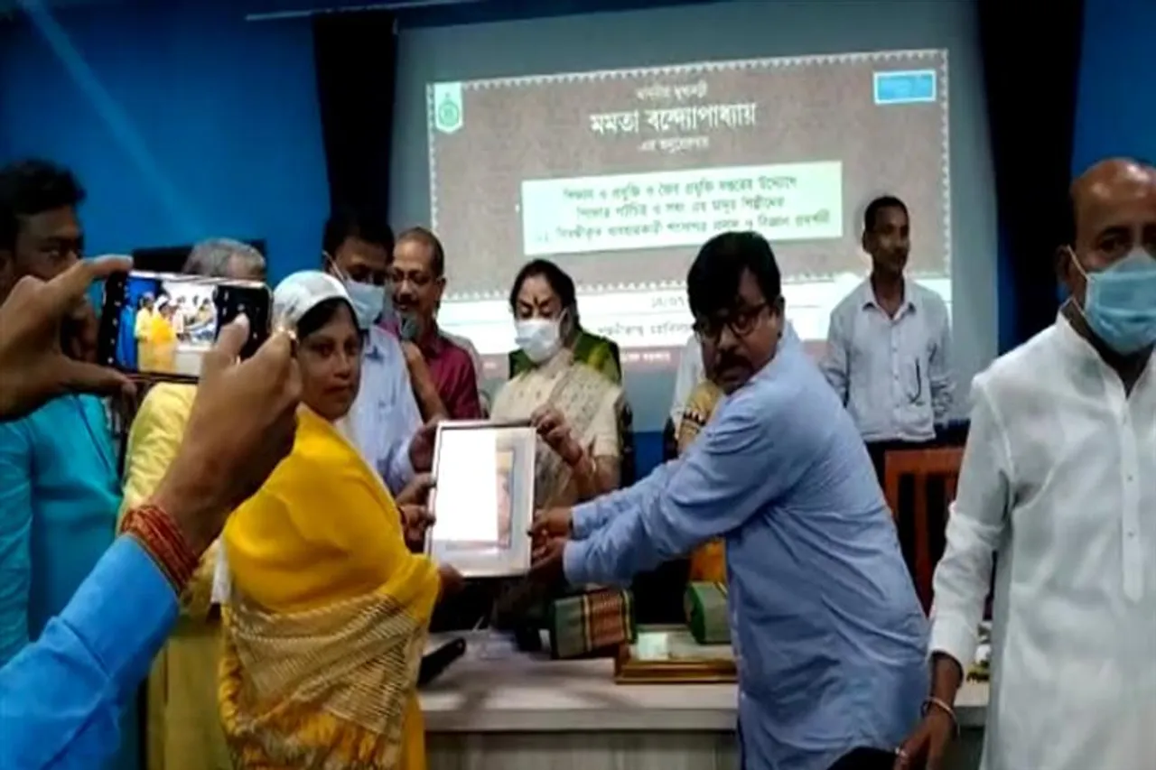 মাদুর শিল্পীদের শংসাপত্র প্রদান অনুষ্ঠান