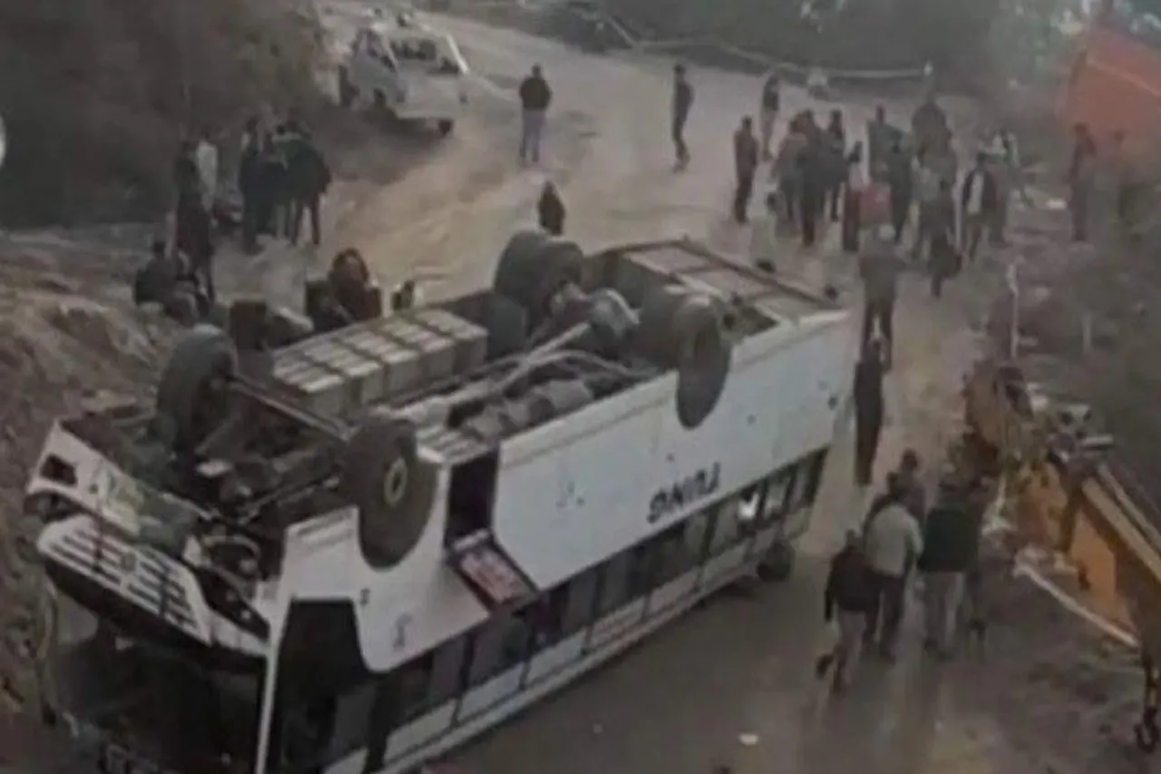 বাস উল্টে আহত কমপক্ষে ১৬ পর্যটক, আশঙ্কাজনক বহু