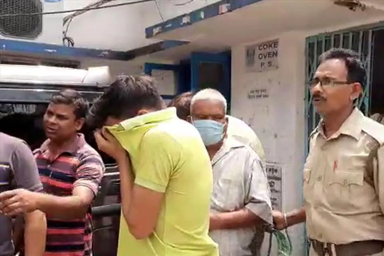 জুয়ার ঠেকে পুলিশি অভিযান