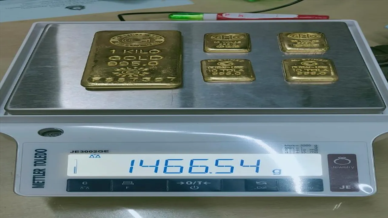 মুম্বই ফেরত ব্যক্তির কাছ থেকে উদ্ধার বিদেশী সোনা