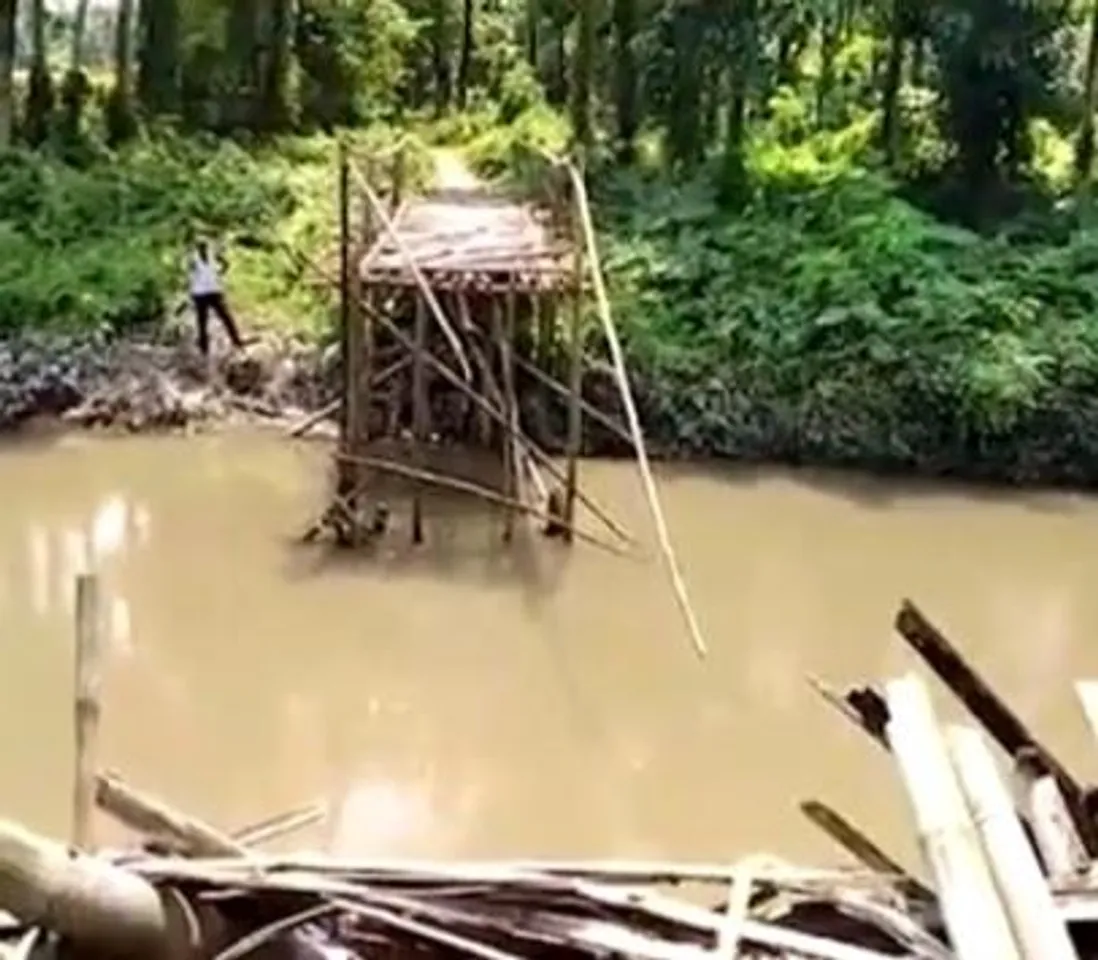 দীর্ঘদিন ধরে বেহাল দশায় থাকার পর ভেঙে পড়ল সাঁকো