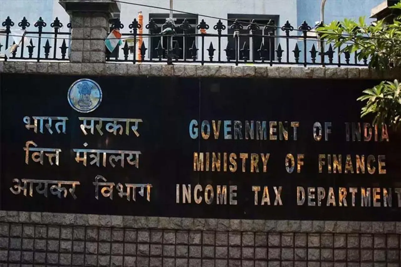 কর ফাঁকির অভিযোগে ৬০ জায়গায় আয়কর হানা